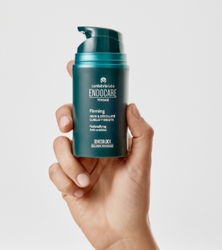 3. endocare_tensage_firming-neck-decollette_packshot_grey-background_in-hand_2026